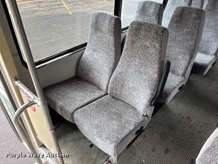 image for item FG0455 2005 Ford E450 Super Duty  shuttle bus