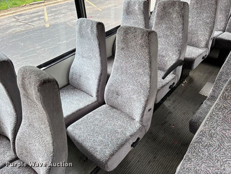 image for item FG0455 2005 Ford E450 Super Duty  shuttle bus