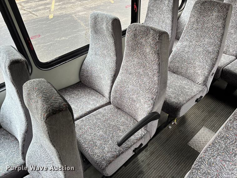 image for item FG0455 2005 Ford E450 Super Duty  shuttle bus
