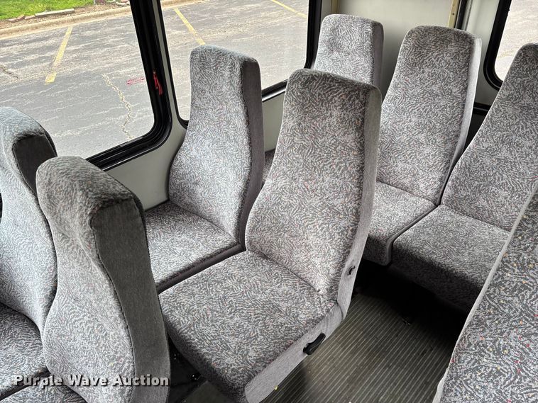 image for item FG0455 2005 Ford E450 Super Duty  shuttle bus