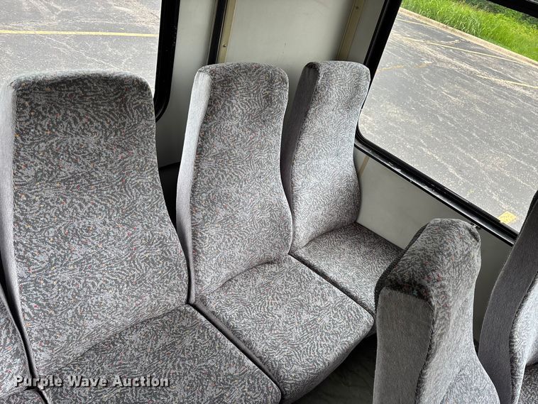image for item FG0455 2005 Ford E450 Super Duty  shuttle bus