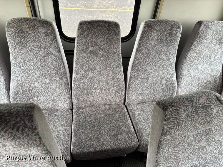 image for item FG0455 2005 Ford E450 Super Duty  shuttle bus