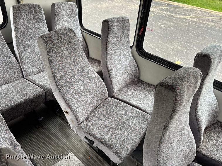 image for item FG0455 2005 Ford E450 Super Duty  shuttle bus