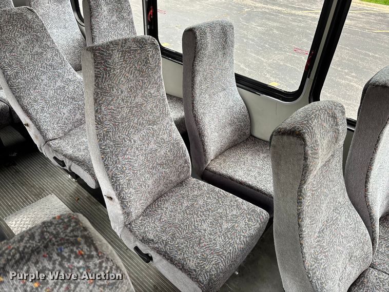 image for item FG0455 2005 Ford E450 Super Duty  shuttle bus