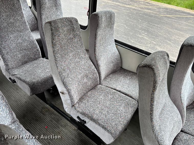 image for item FG0455 2005 Ford E450 Super Duty  shuttle bus