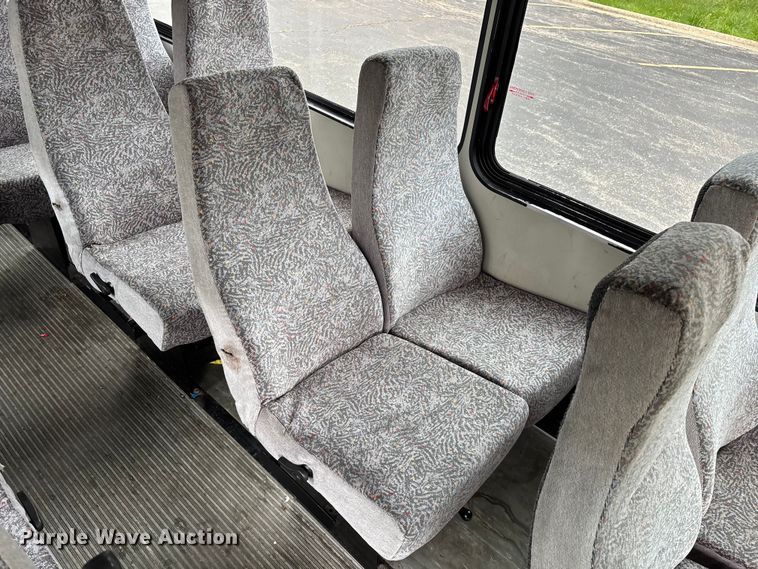 image for item FG0455 2005 Ford E450 Super Duty  shuttle bus