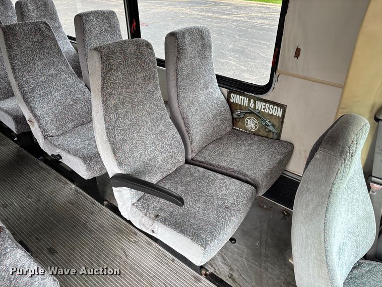 image for item FG0455 2005 Ford E450 Super Duty  shuttle bus