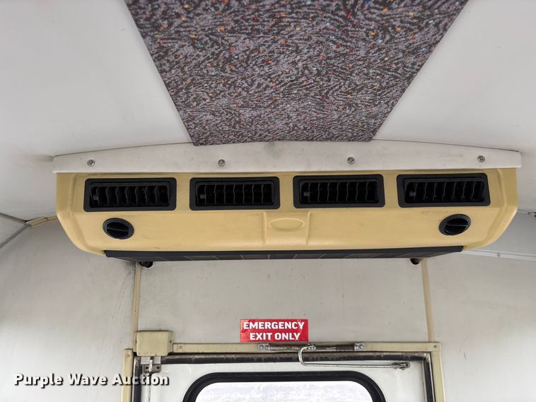 image for item FG0455 2005 Ford E450 Super Duty  shuttle bus