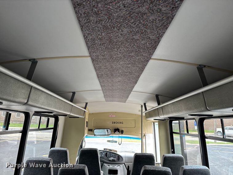 image for item FG0455 2005 Ford E450 Super Duty  shuttle bus