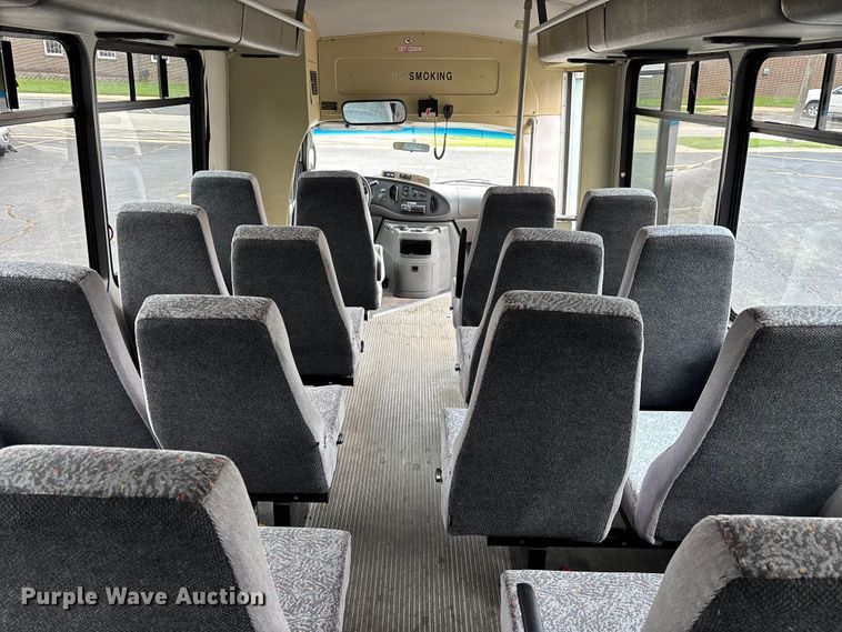 image for item FG0455 2005 Ford E450 Super Duty  shuttle bus