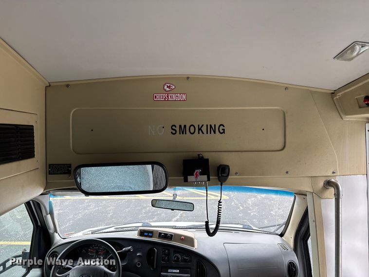image for item FG0455 2005 Ford E450 Super Duty  shuttle bus
