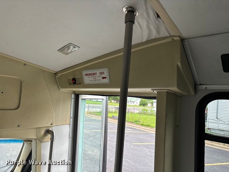 image for item FG0455 2005 Ford E450 Super Duty  shuttle bus