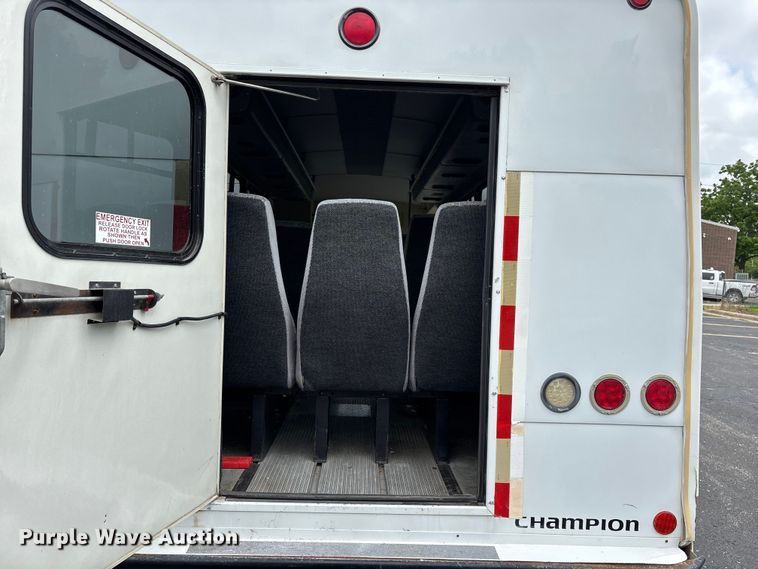 image for item FG0455 2005 Ford E450 Super Duty  shuttle bus