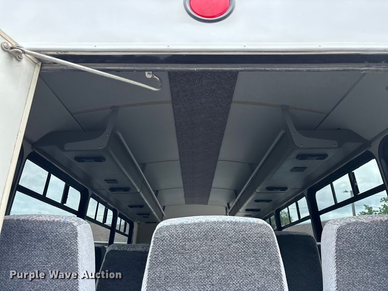 image for item FG0455 2005 Ford E450 Super Duty  shuttle bus