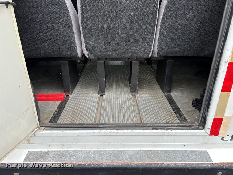 image for item FG0455 2005 Ford E450 Super Duty  shuttle bus