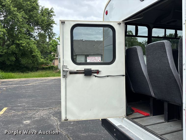 image for item FG0455 2005 Ford E450 Super Duty  shuttle bus