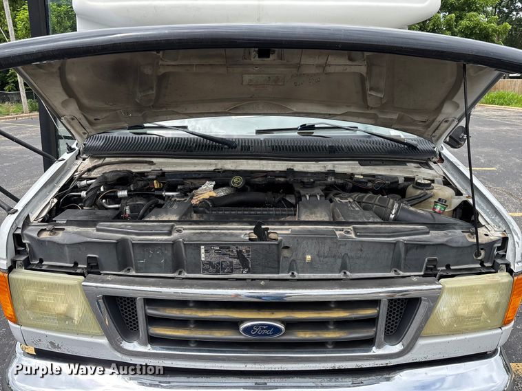 image for item FG0455 2005 Ford E450 Super Duty  shuttle bus
