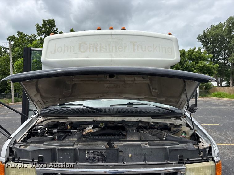 image for item FG0455 2005 Ford E450 Super Duty  shuttle bus