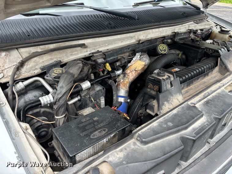 image for item FG0455 2005 Ford E450 Super Duty  shuttle bus