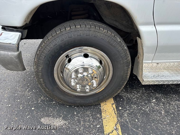image for item FG0455 2005 Ford E450 Super Duty  shuttle bus