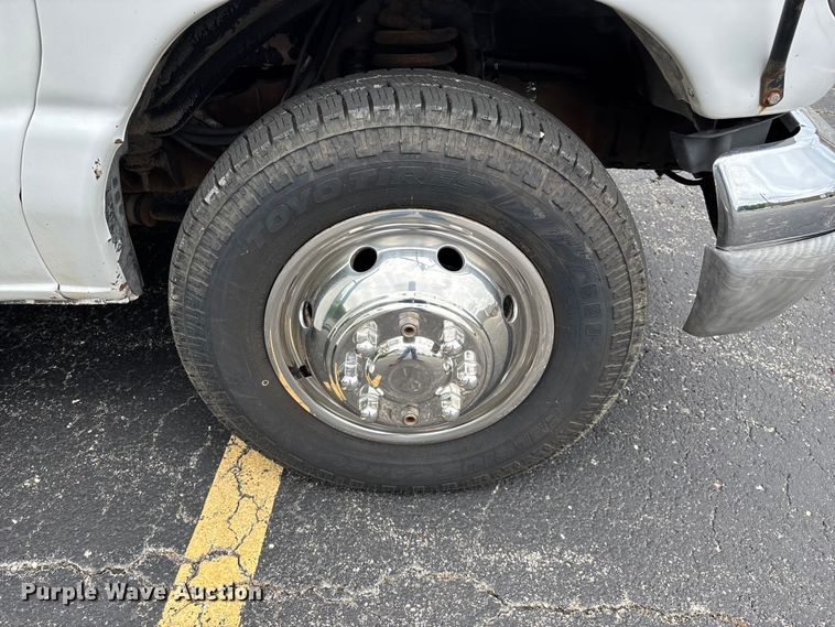 image for item FG0455 2005 Ford E450 Super Duty  shuttle bus