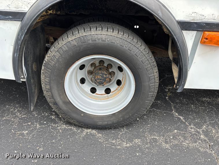 image for item FG0455 2005 Ford E450 Super Duty  shuttle bus