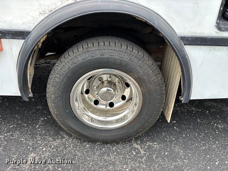 image for item FG0455 2005 Ford E450 Super Duty  shuttle bus