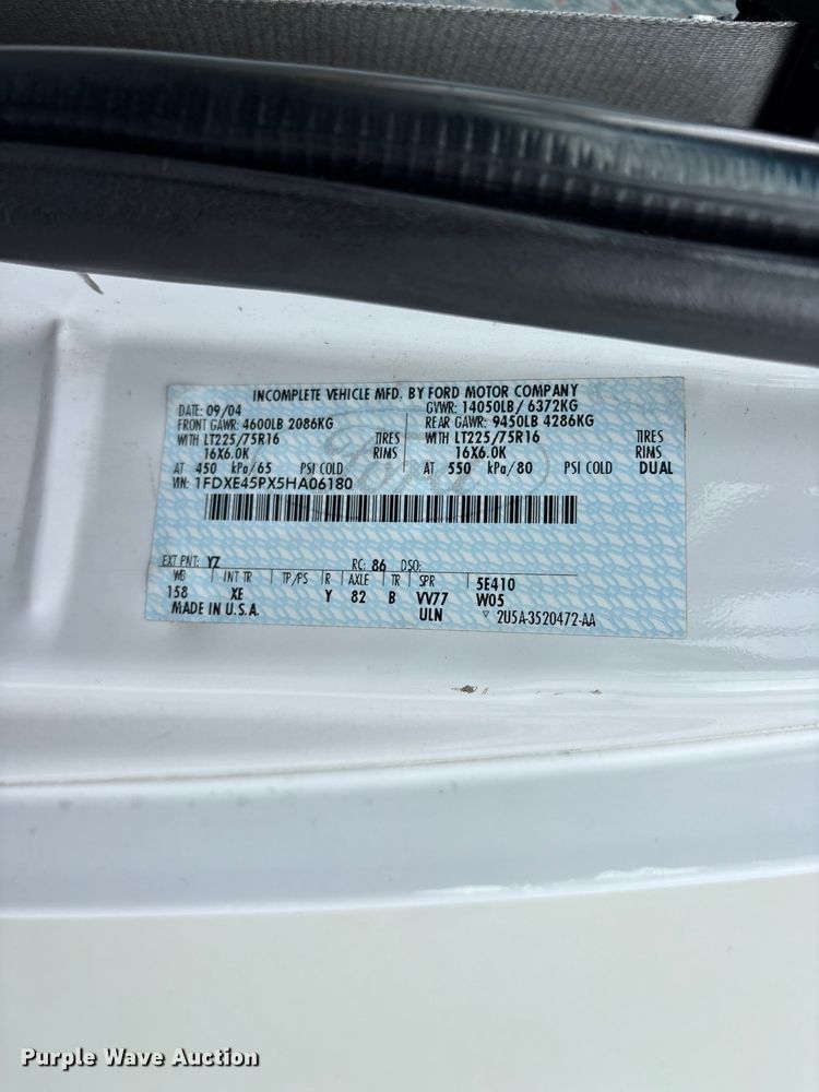image for item FG0455 2005 Ford E450 Super Duty  shuttle bus