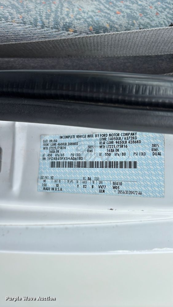 image for item FG0455 2005 Ford E450 Super Duty  shuttle bus