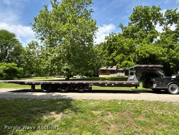 image for item FH7153 2021 Diamond C Roadclipper hydraulic tail equipment trailer