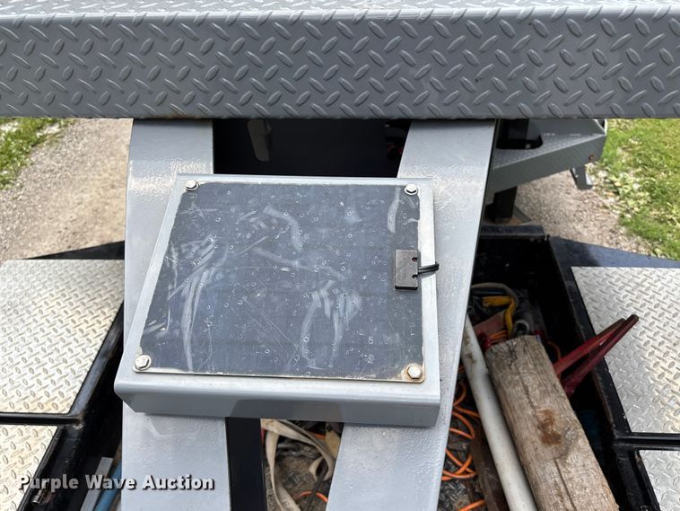 image for item FH7153 2021 Diamond C Roadclipper hydraulic tail equipment trailer