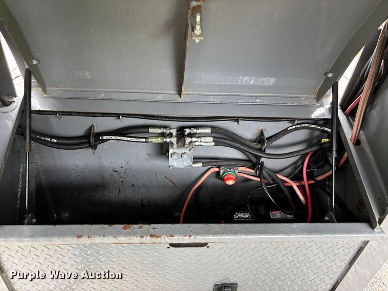 image for item FH7153 2021 Diamond C Roadclipper hydraulic tail equipment trailer