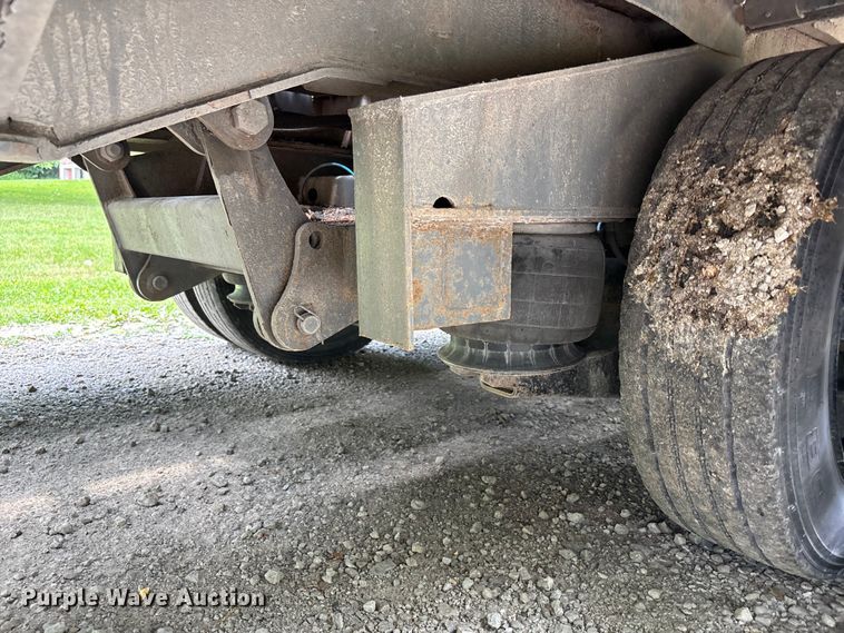 image for item FH7153 2021 Diamond C Roadclipper hydraulic tail equipment trailer