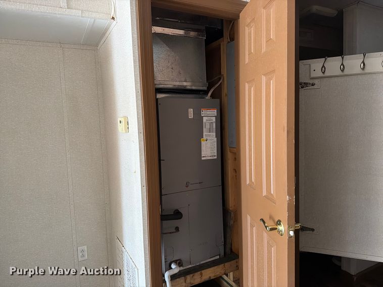 image for item FK2034 Skid mounted locker room