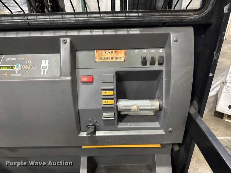 image for item OE9593 2017 Crown SP3520-30 order picker