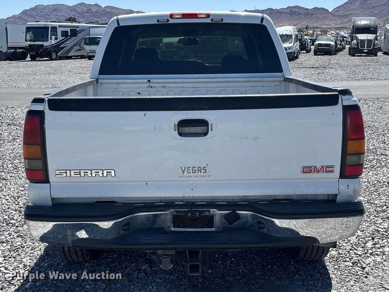 image for item YA3461 2005 GMC Sierra 1500 Crew Cab pickup truck
