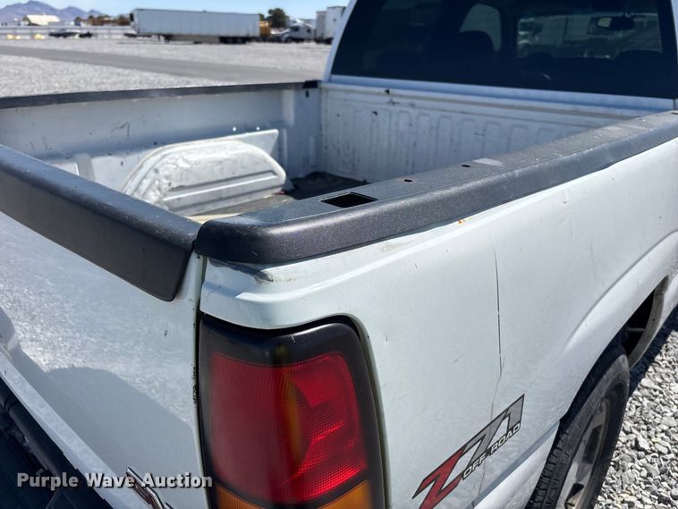 image for item YA3461 2005 GMC Sierra 1500 Crew Cab pickup truck