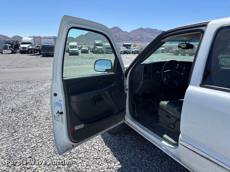 image for item YA3461 2005 GMC Sierra 1500 Crew Cab pickup truck