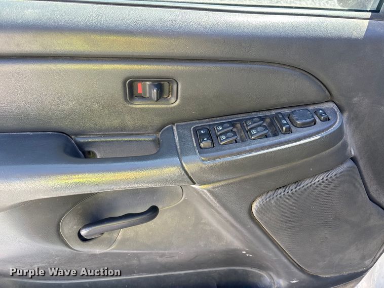 image for item YA3461 2005 GMC Sierra 1500 Crew Cab pickup truck