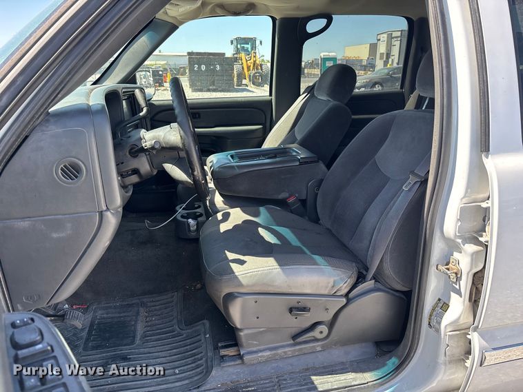 image for item YA3461 2005 GMC Sierra 1500 Crew Cab pickup truck