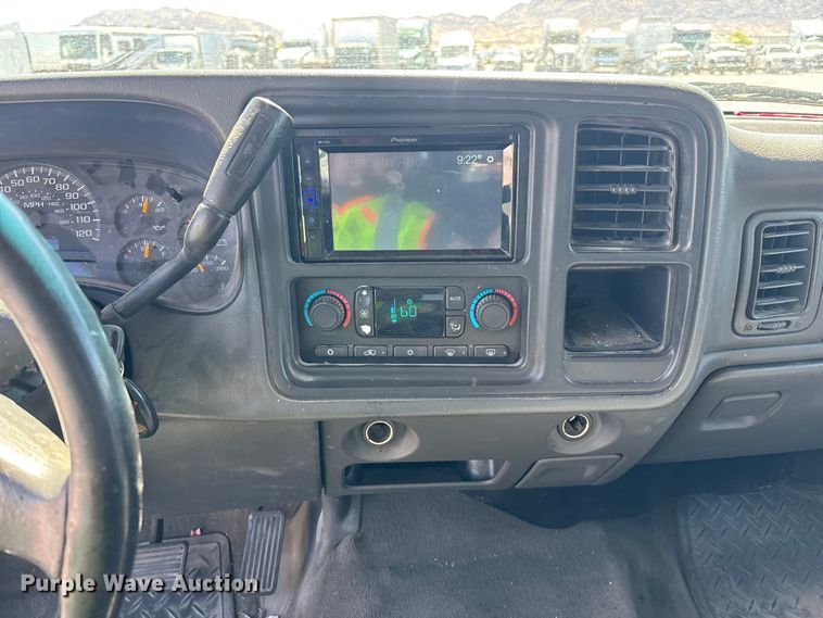 image for item YA3461 2005 GMC Sierra 1500 Crew Cab pickup truck