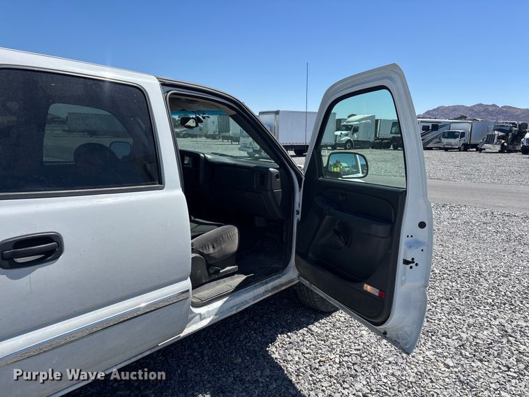 image for item YA3461 2005 GMC Sierra 1500 Crew Cab pickup truck