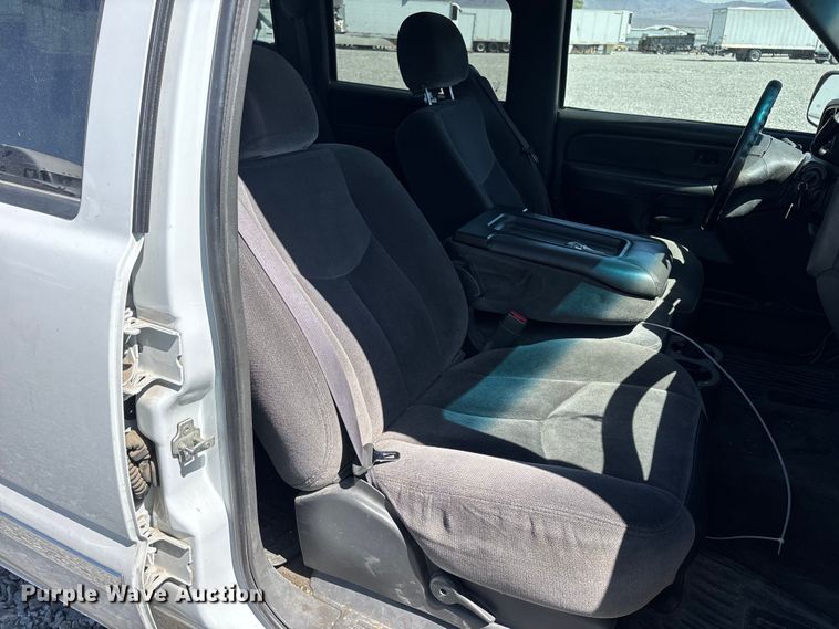 image for item YA3461 2005 GMC Sierra 1500 Crew Cab pickup truck