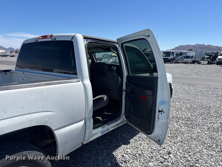 image for item YA3461 2005 GMC Sierra 1500 Crew Cab pickup truck