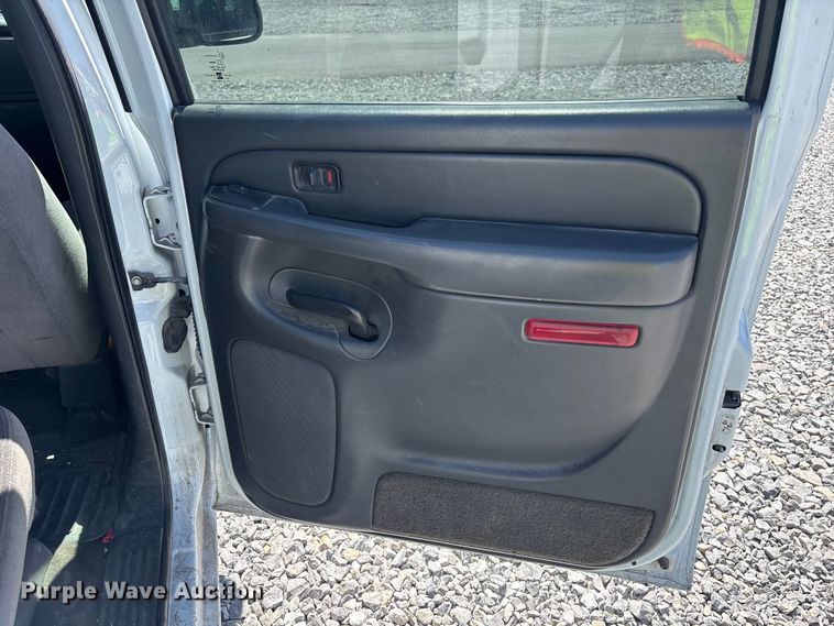 image for item YA3461 2005 GMC Sierra 1500 Crew Cab pickup truck