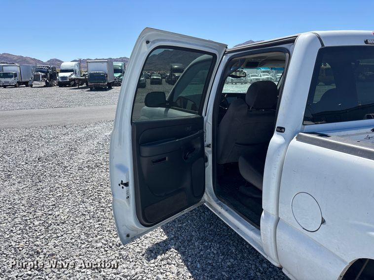image for item YA3461 2005 GMC Sierra 1500 Crew Cab pickup truck