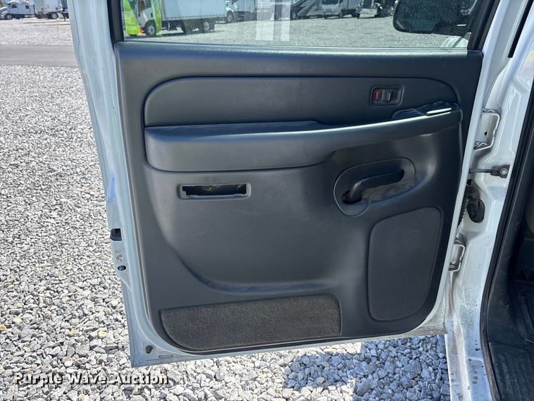 image for item YA3461 2005 GMC Sierra 1500 Crew Cab pickup truck