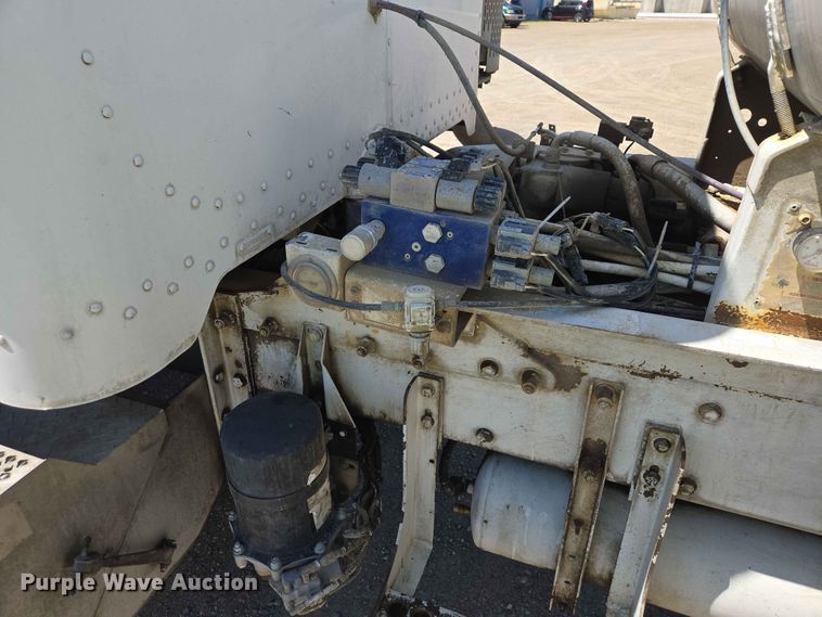 image for item DP8926 2006 Peterbilt 357 ready mix truck