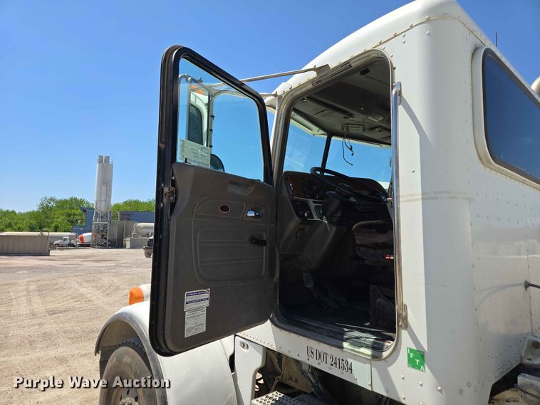 image for item DP8926 2006 Peterbilt 357 ready mix truck