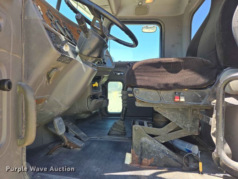 image for item DP8926 2006 Peterbilt 357 ready mix truck